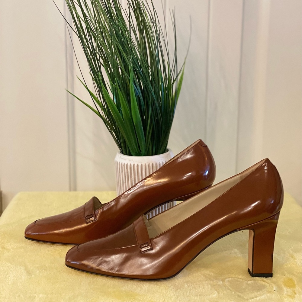 Never worn Anne Klein Brown pump